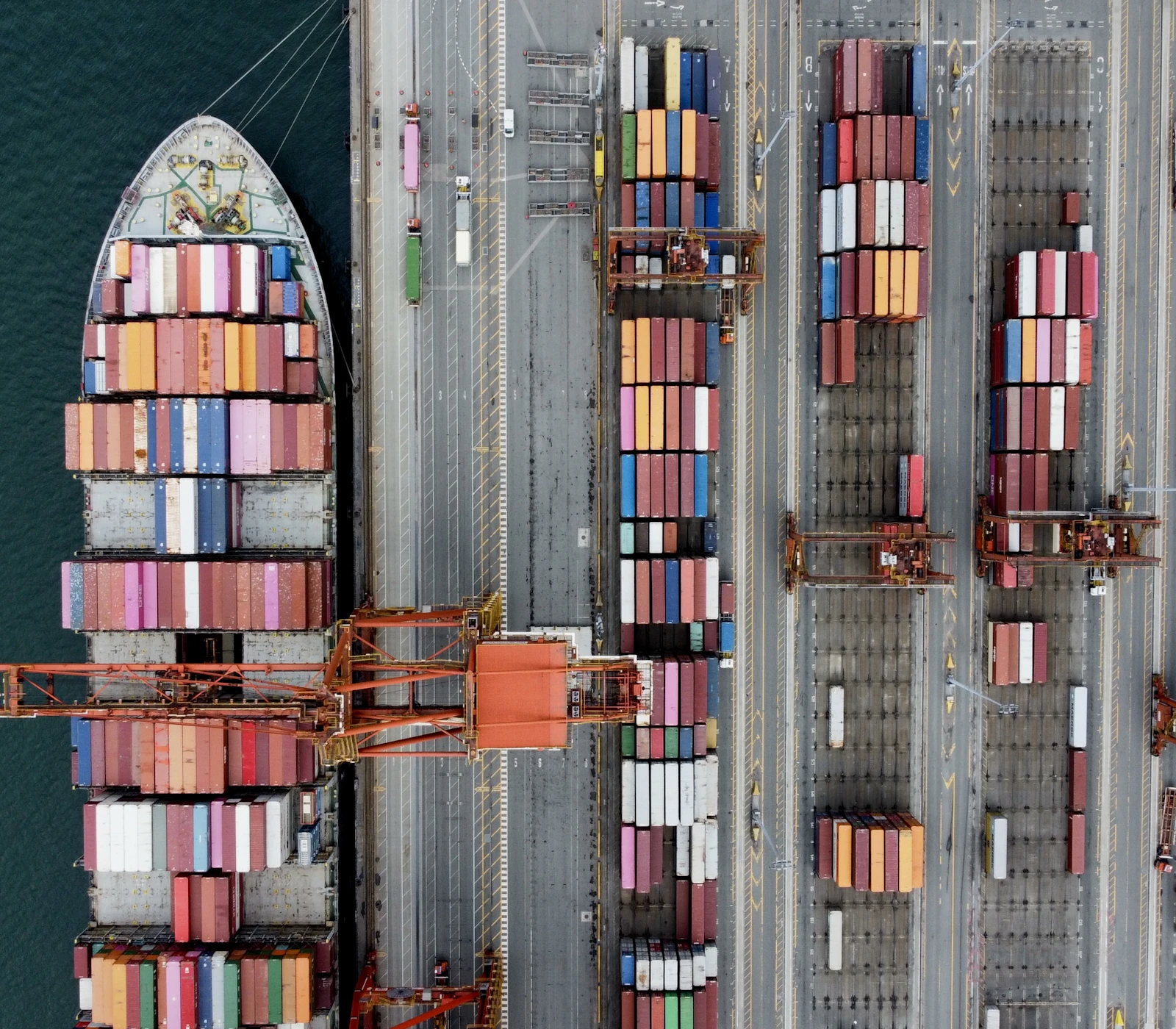 Container ship and cargo handling at a port